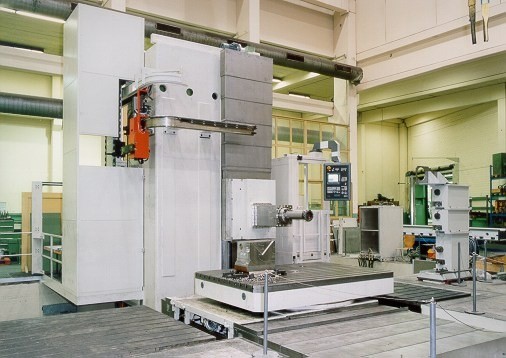 Horizontal machining center